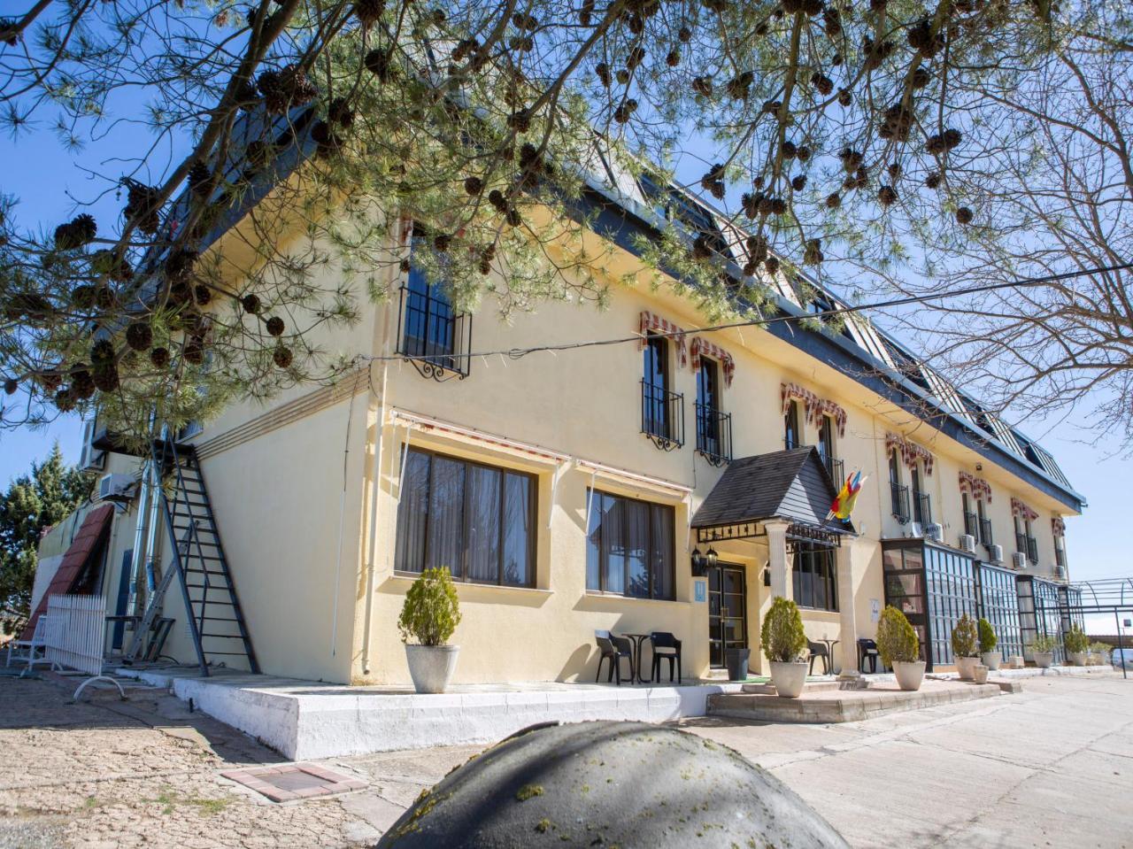 Hotel El Prado By Vivere Stays Carrascosa del Campo Luaran gambar